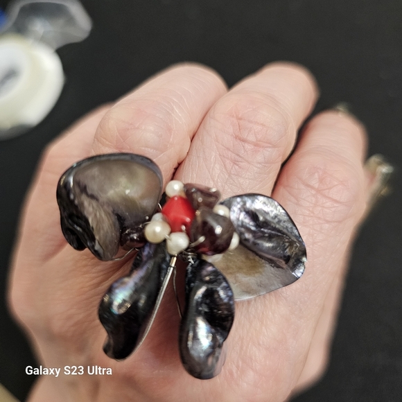 Mother of Pearl Flower Ring - Picture 5 of 8